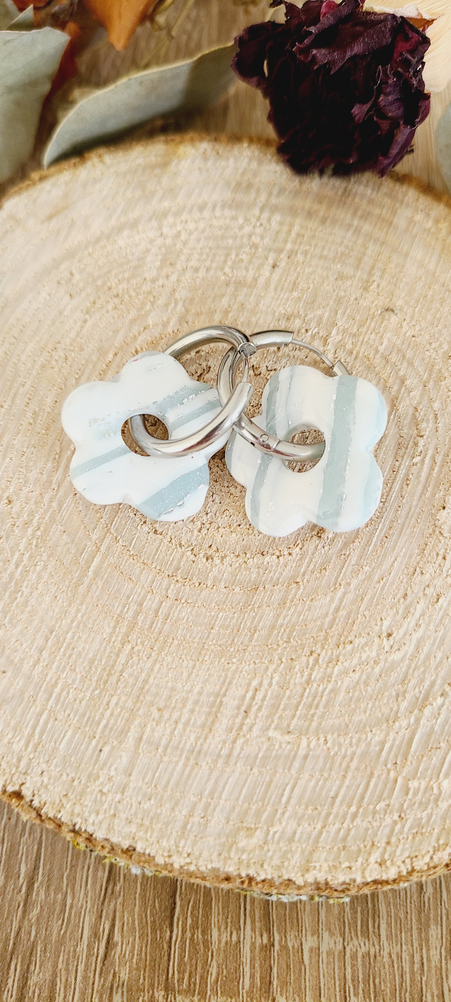 Cora blanche et turquoise avec liseré argenté